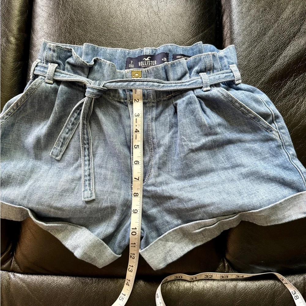 Hollister California Cuffed High-Rise Mom Jean Shorts with Belt | Size 7 - Picture 4 of 5
